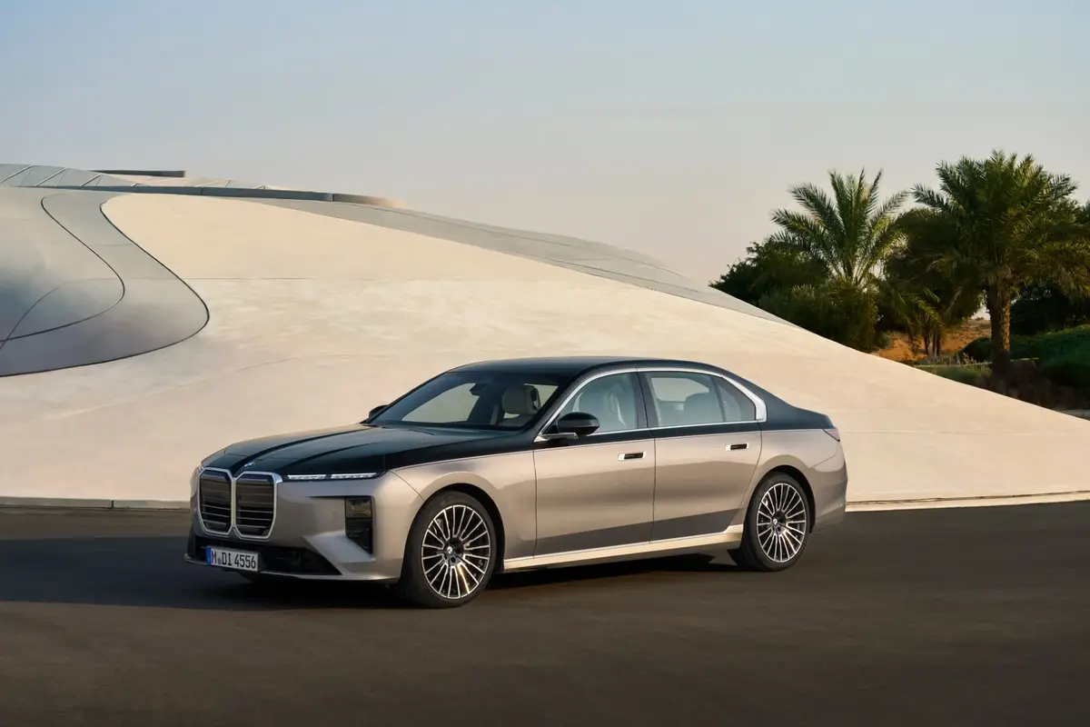 BMW 740i 세단 장기렌트 차량 주행 모습