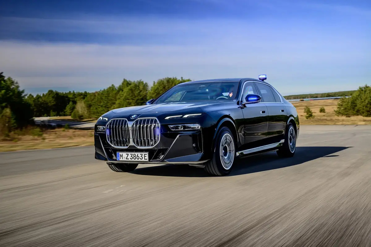 BMW i7 전기 세단 장기렌트 차량 주행 모습